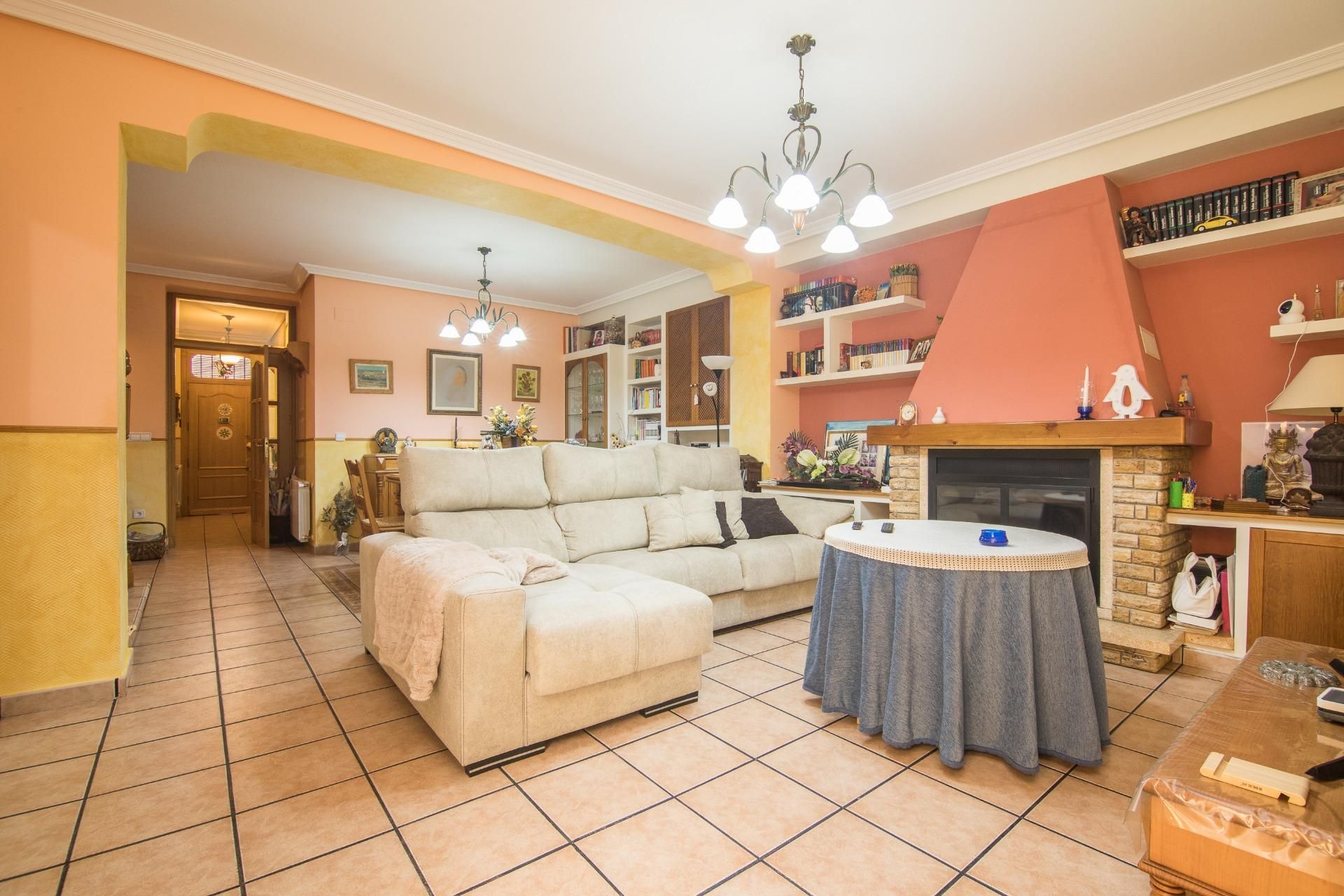Sala de estar de Casa adosada en venta en Algueña con Aire acondicionado, Calefacción y Terraza