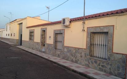 Vista exterior de Casa o xalet en venda en Badajoz Capital amb Aire condicionat i Jardí privat