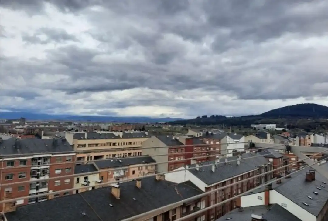 Vista exterior de Pis en venda en Ponferrada amb Calefacció, Traster i Forn
