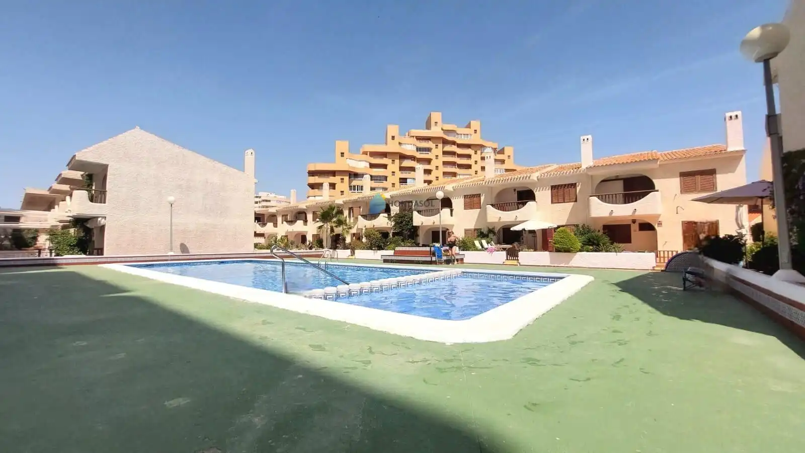 Schwimmbecken von Maisonette zum Verkauf in La Manga del Mar Menor mit Terrasse, Abstellraum und Möbliert
