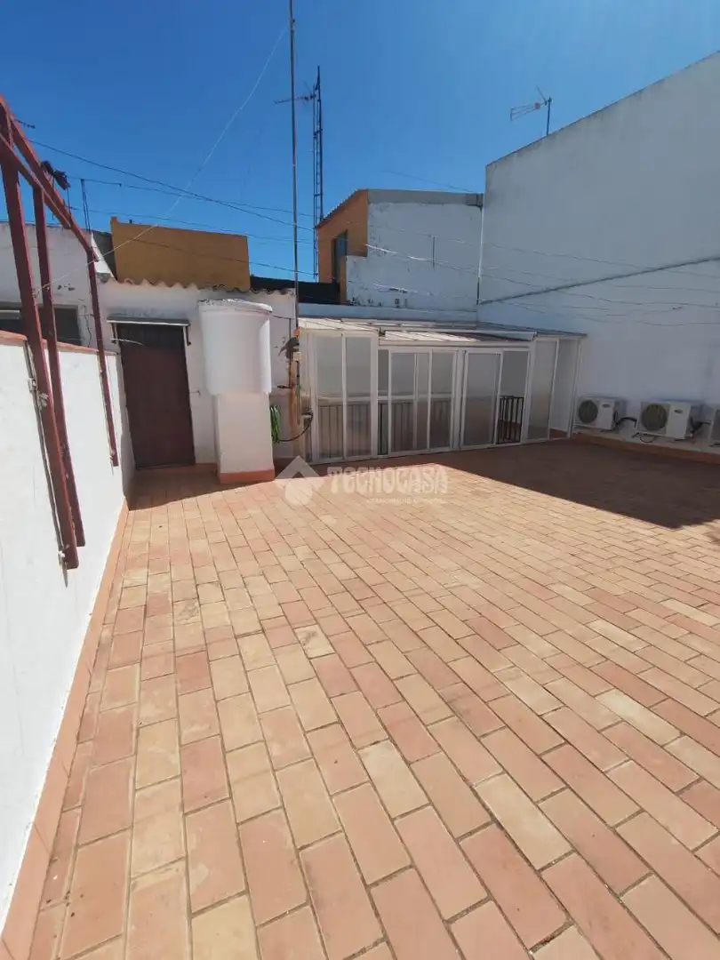 Vista exterior de Casa o xalet en venda en Marchena amb Aire condicionat i Terrassa