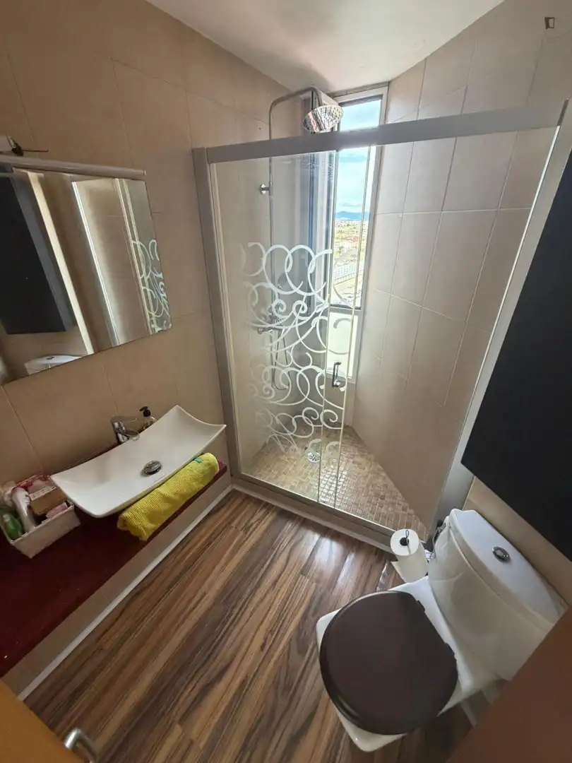 Baño de Apartamento de alquiler en Valencia con Aire acondicionado, Calefacción y Amueblado