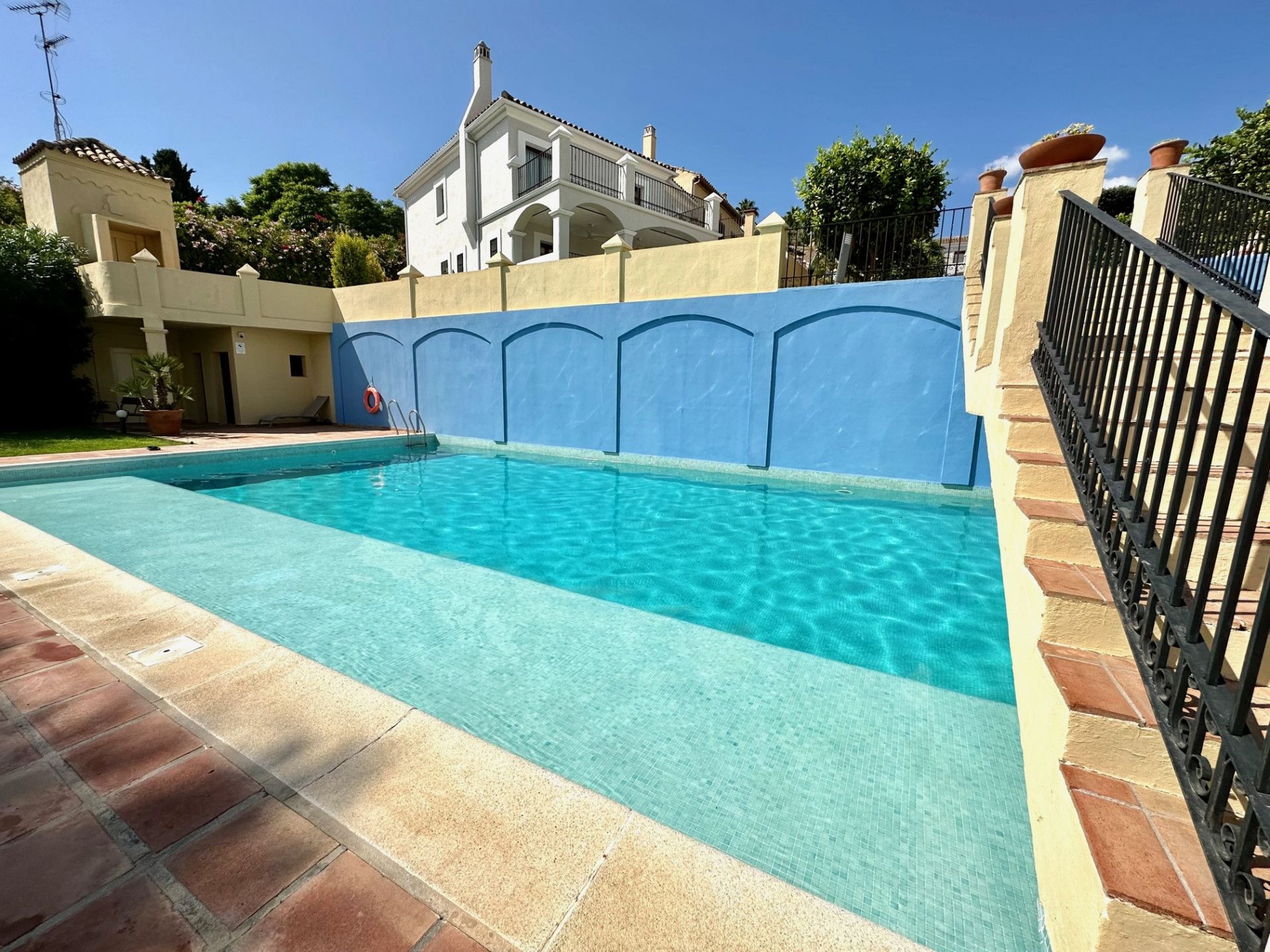 Piscina de Casa adosada en venda en Marbella amb Aire condicionat, Jardí privat i Terrassa