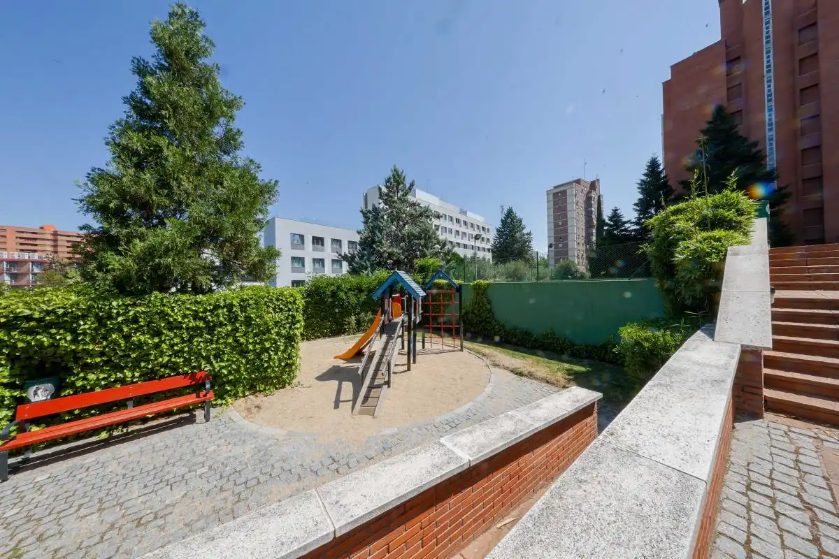 Terrassa de Àtic de lloguer en Madrid amb Aire condicionat, Calefacció i Jardí privat