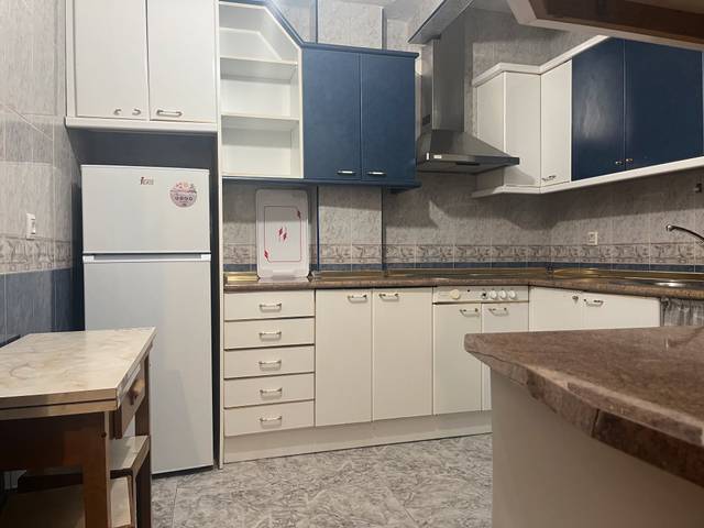 Piso en Alquiler en Calle San Julián en Los Pinos - El Pilar