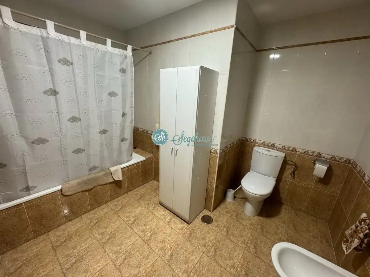 Bany de Pis en venda en Segovia amb Calefacció, Parquet i Terrassa