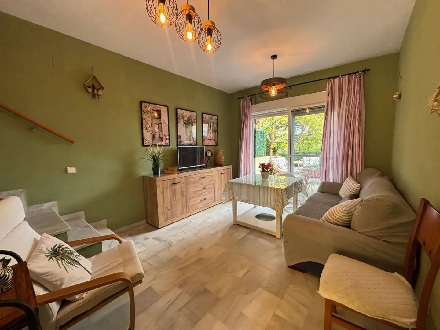 Sala de estar de Casa adosada en venta en Islantilla con Terraza, Trastero y Piscina comunitaria