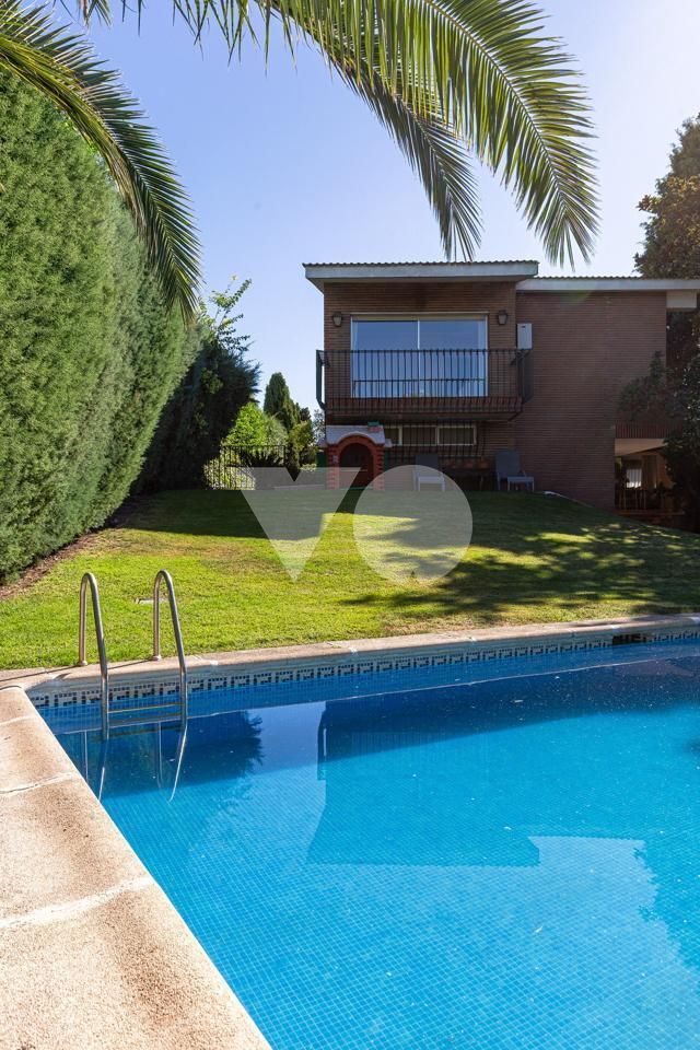 Swimming pool of House or chalet for sale in Majadahonda  with Air Conditioner, Heating and Private garden