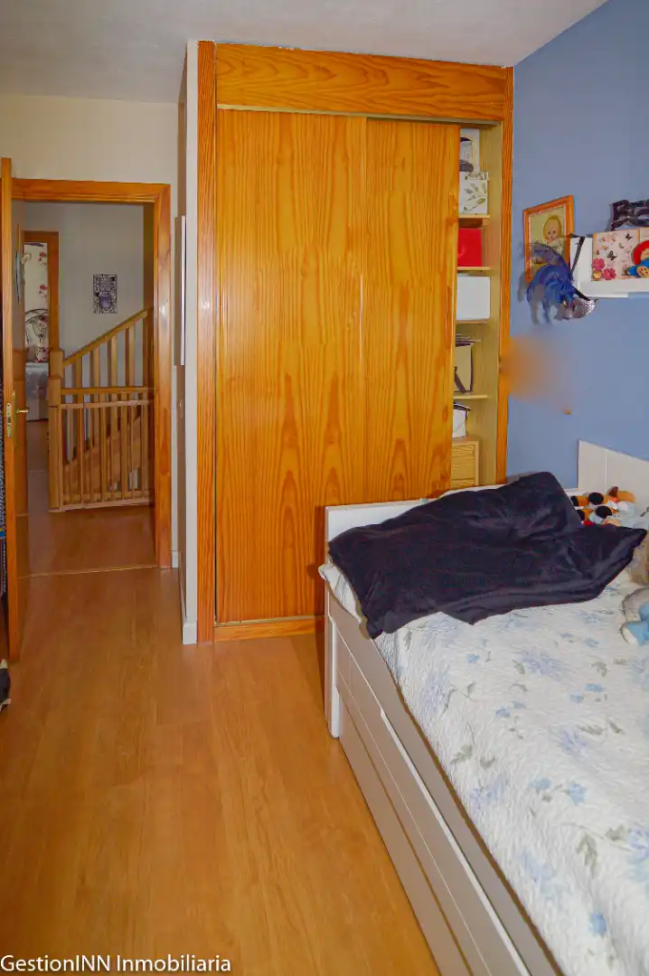 Habitación de Casa adosada en venta en Valdemorillo con Calefacción, Jardín privado y Parquet