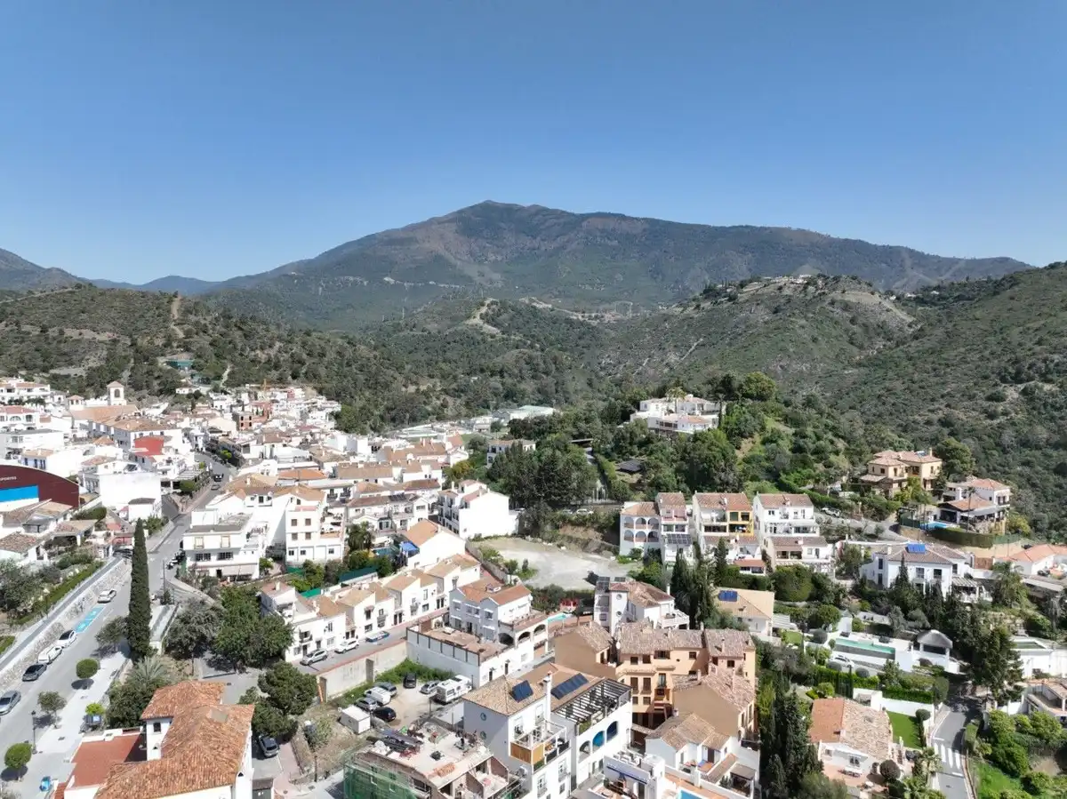 Vista exterior de Apartamento en venta en Benahavís con Aire acondicionado, Jardín privado y Terraza