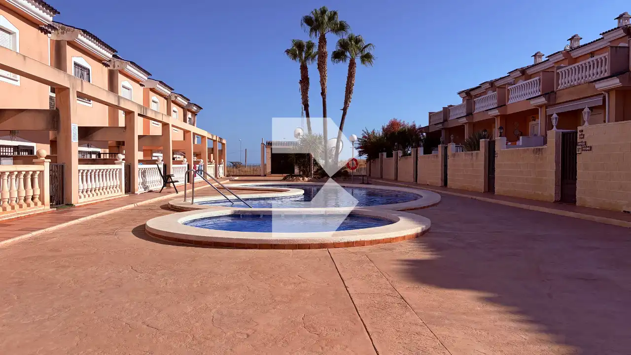 Schwimmbecken von Einfamilien-Reihenhaus zum Verkauf in Mutxamel mit Klimaanlage, Heizung und Terrasse