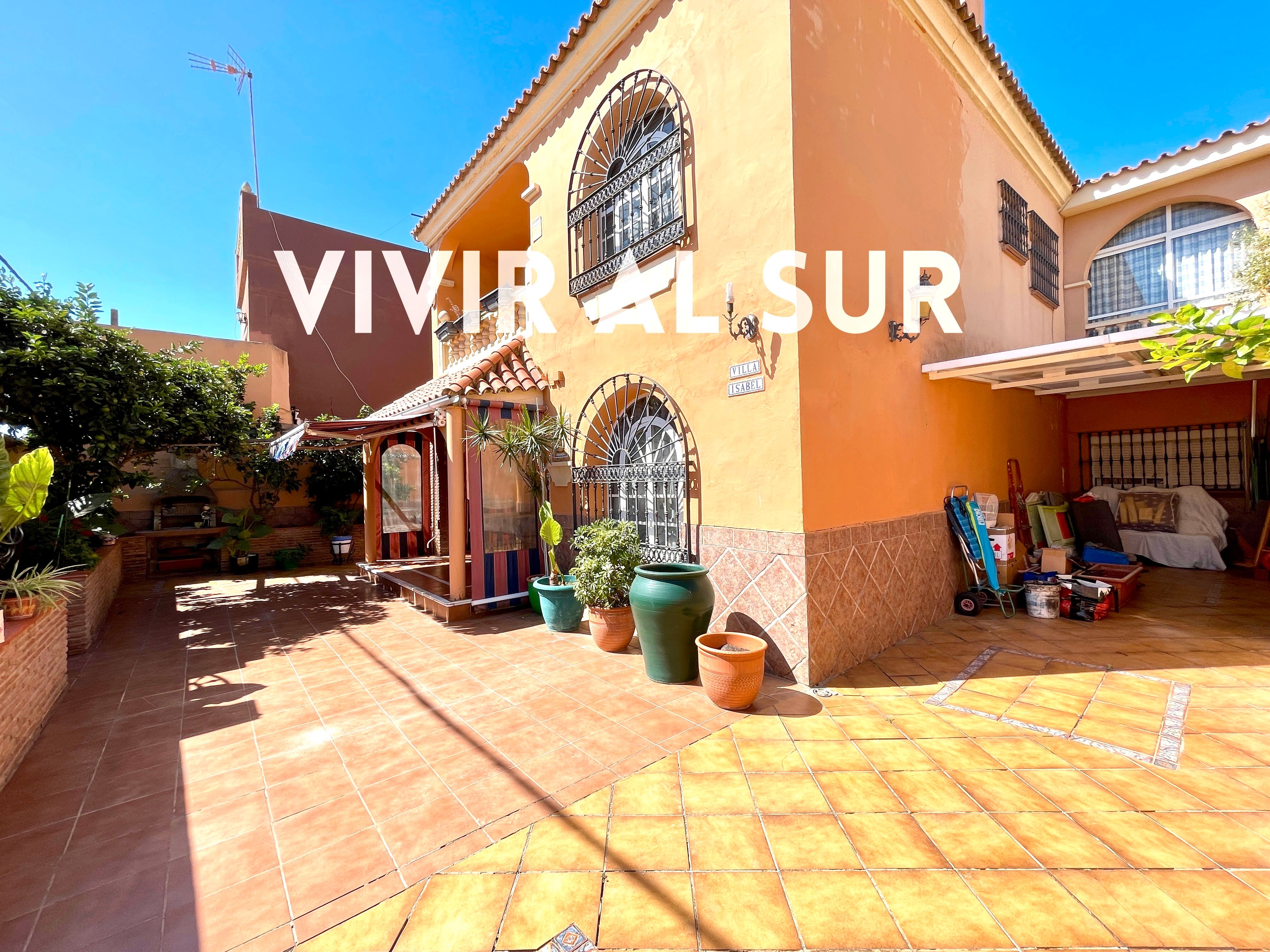Exterior view of House or chalet for sale in Algeciras  with Terrace, Furnished and Oven