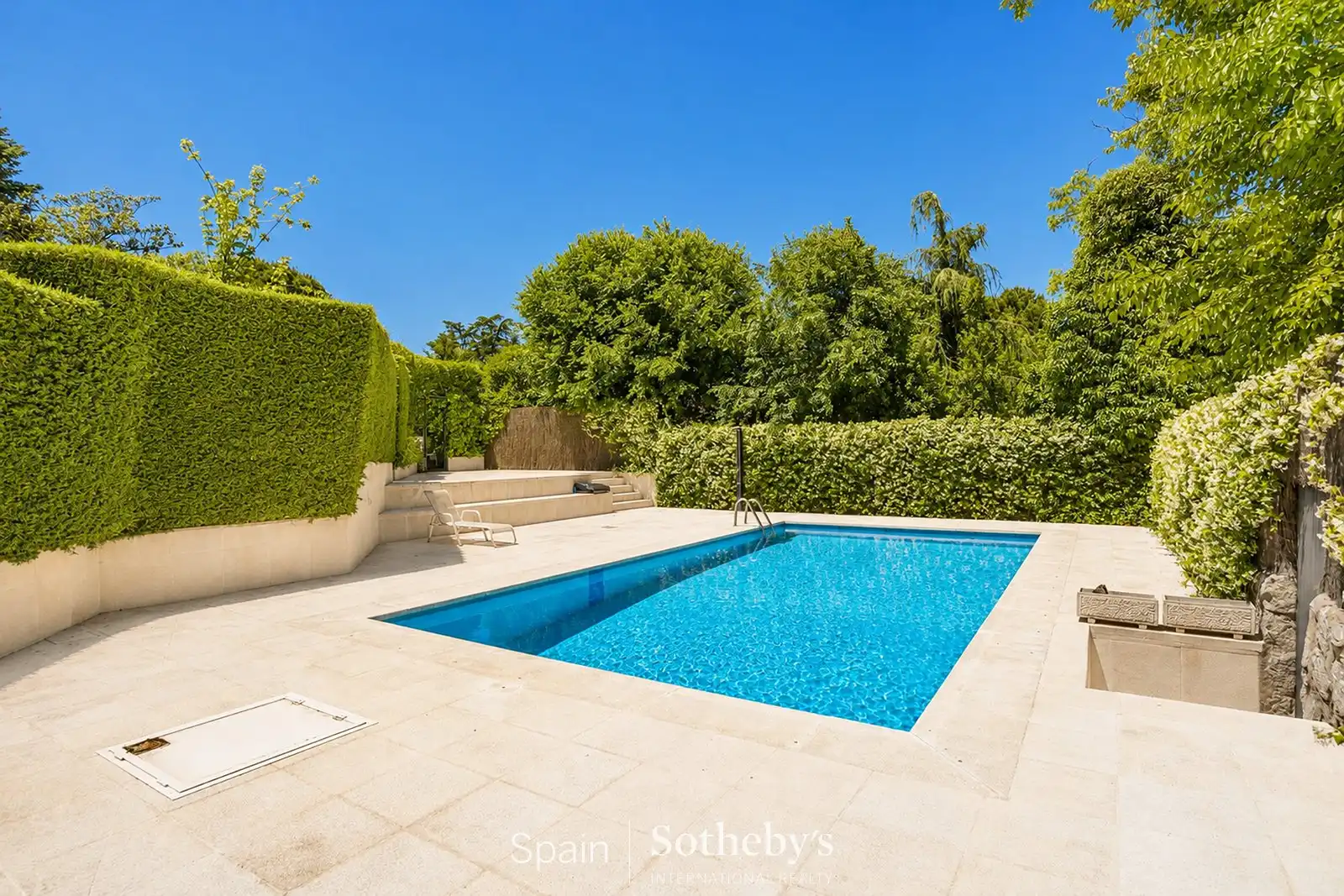 Piscina de Casa adosada en venta en Madrid con Aire acondicionado, Calefacción y Jardín privado