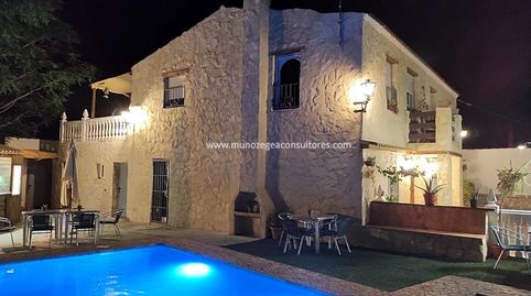 Este  chalet se encuentra en Cabra, en la antigua carretera de Nueva Carteya y dispone de 4 dormitorios, salón comedor, cocina y b