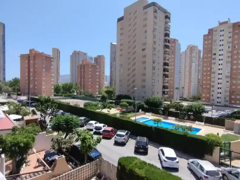 Vista exterior de Casa adosada en venda en Benidorm amb Aire condicionat i Piscina