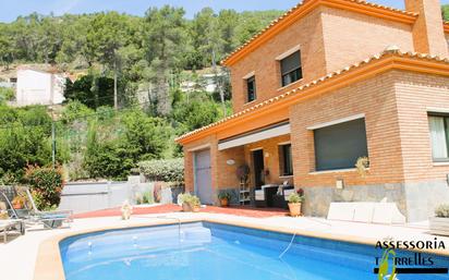 Exterior view of House or chalet for sale in Torrelles de Llobregat  with Air Conditioner and Swimming Pool