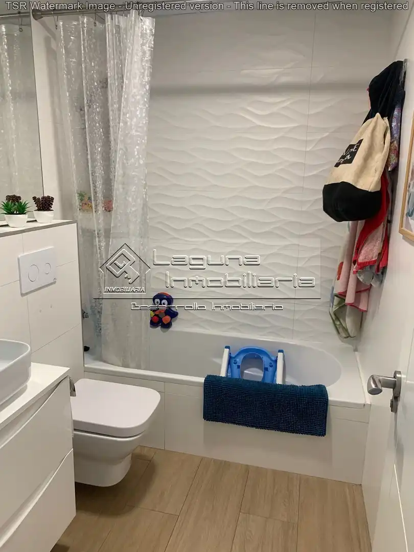 Badezimmer von Wohnung zum Verkauf in Cádiz mit Klimaanlage, Terrasse und Abstellraum