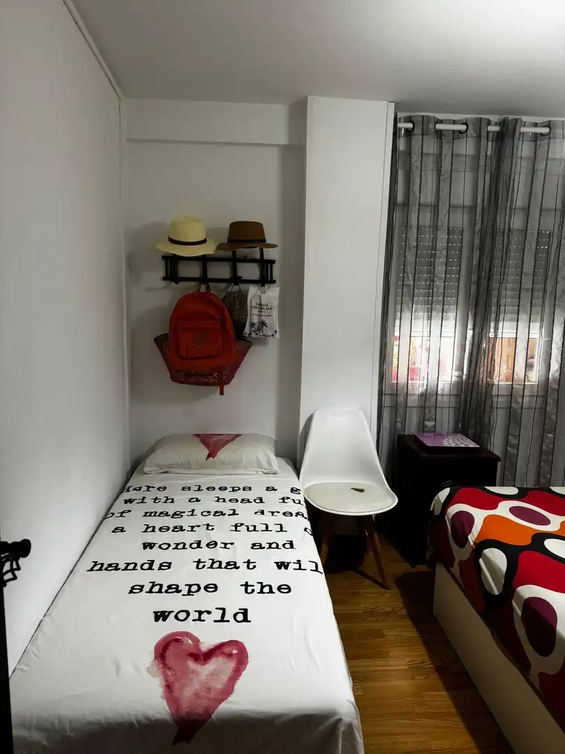 Habitación de Piso de alquiler en Almuñécar con Jardín privado, Terraza y Amueblado