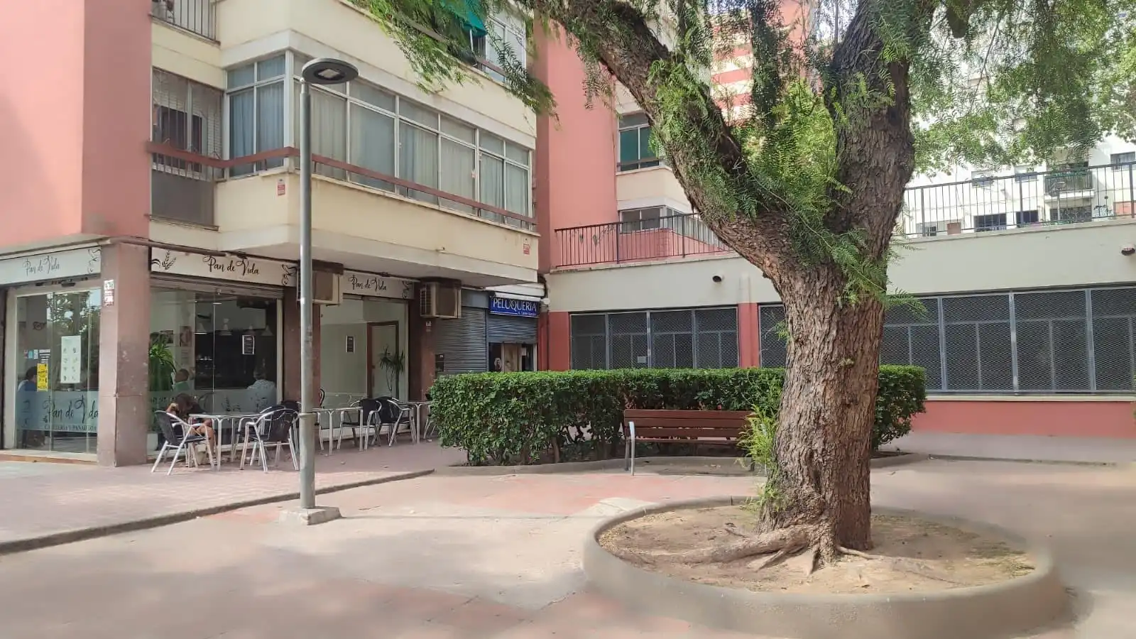 Vista exterior de Local en venta en L'Hospitalet de Llobregat