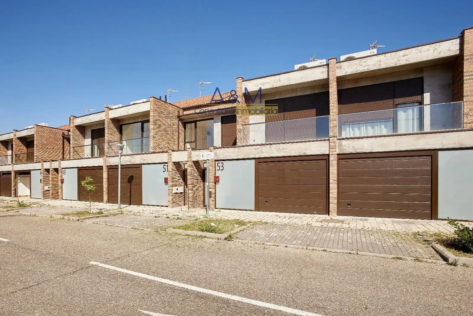 Vista exterior de Casa adosada en venta en Laguna de Duero con Calefacción, Jardín privado y Terraza