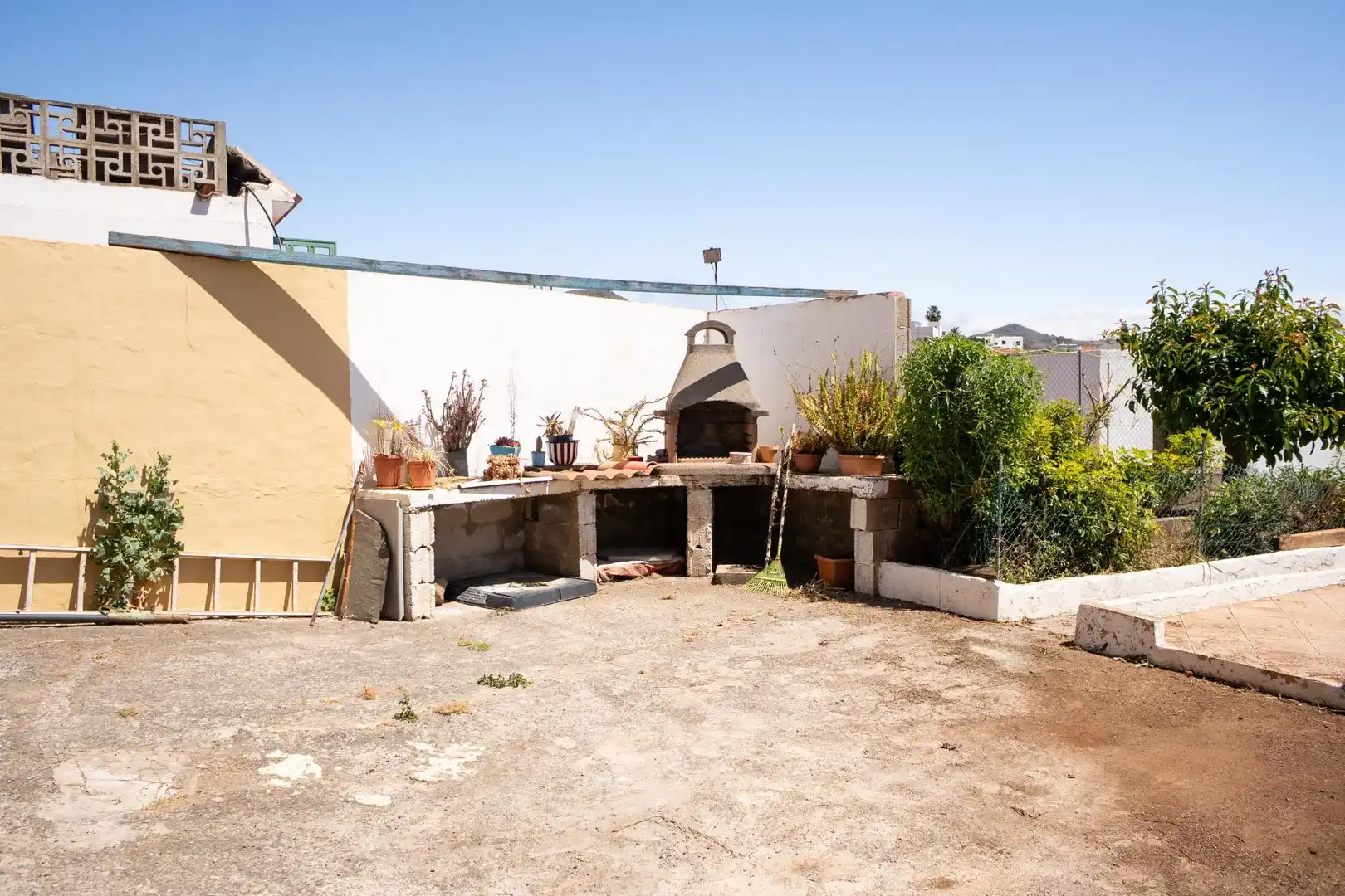 Außenansicht von Einfamilien-Reihenhaus zum Verkauf in Valsequillo de Gran Canaria mit Klimaanlage, Heizung und Privatgarten
