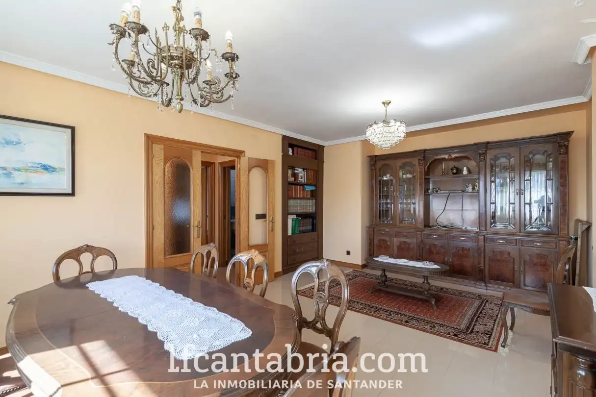 Comedor de Casa o chalet en venta en Santa Cruz de Bezana con Calefacción, Jardín privado y Trastero