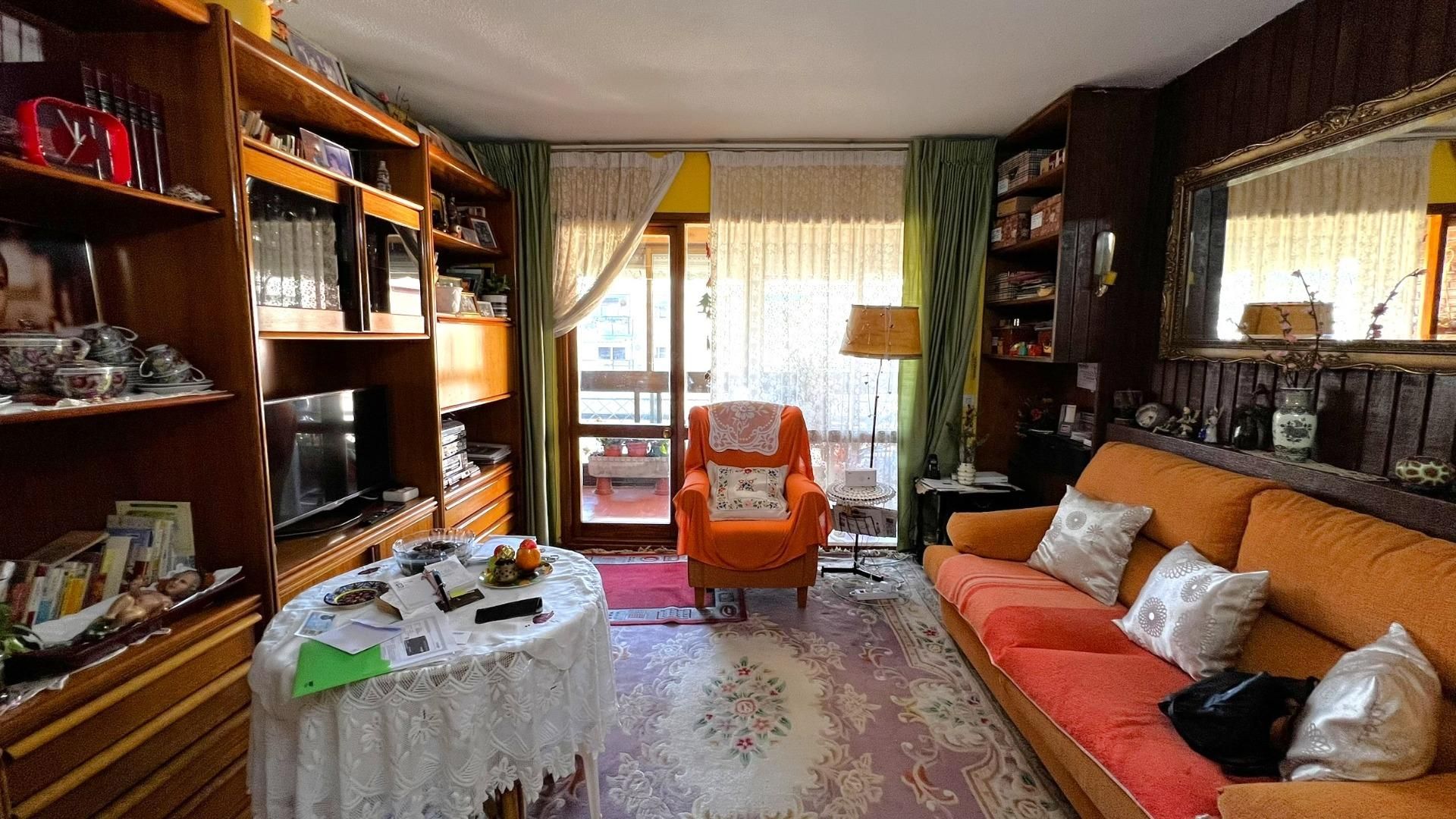 Sala d'estar de Pis en venda en  Madrid Capital amb Calefacció, Jardí privat i Parquet