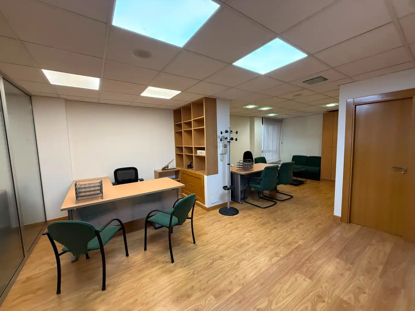Oficina de alquiler en Oviedo  con Calefacción, Terraza y Amueblado