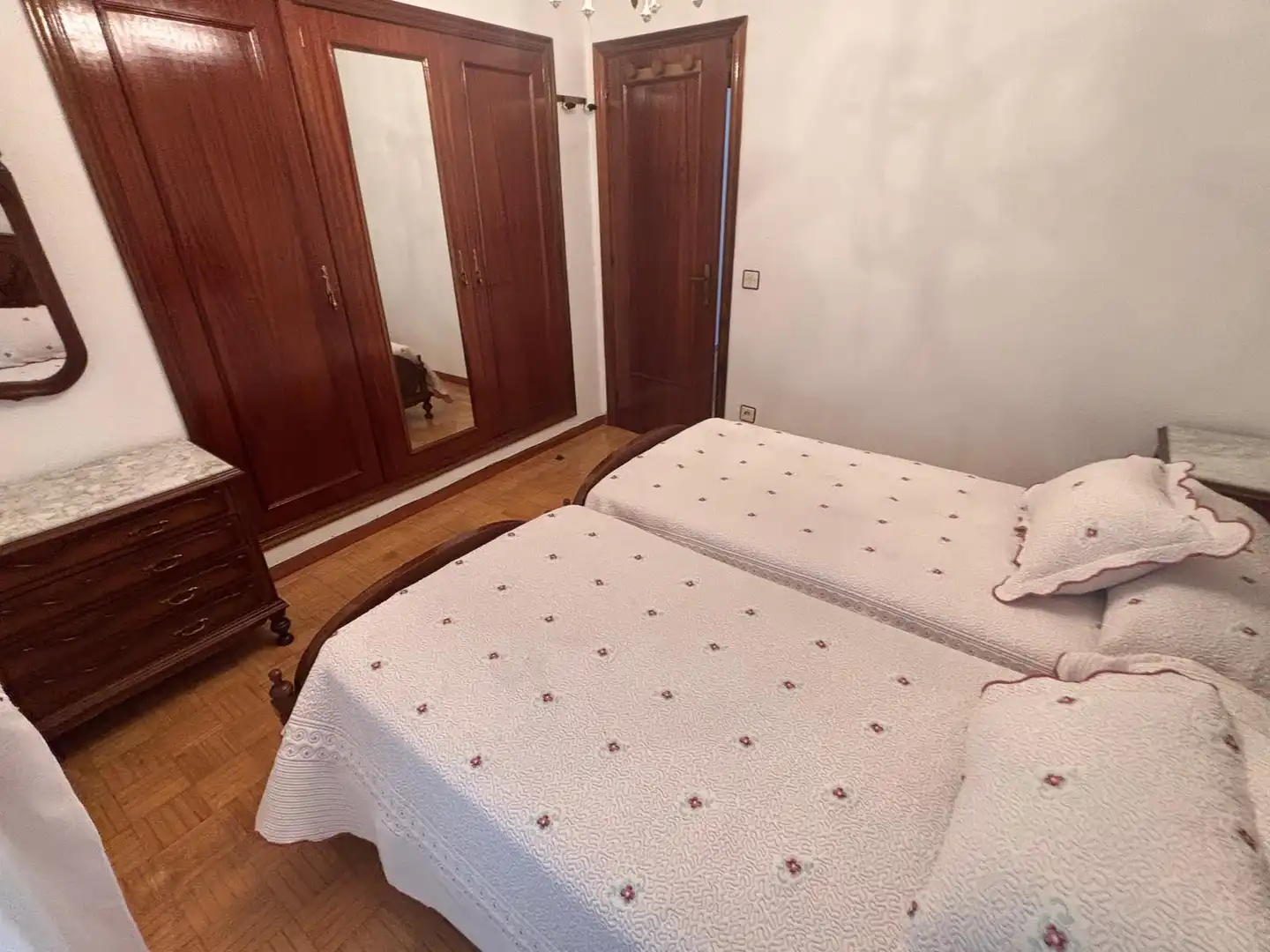 Schlafzimmer von Wohnung zur Miete in Oviedo  mit Heizung, Parkett und Möbliert