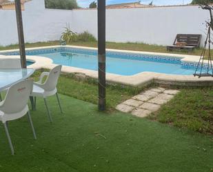 Piscina de Casa o xalet en venda en Chiclana de la Frontera amb Jardí privat, Piscina i Moblat