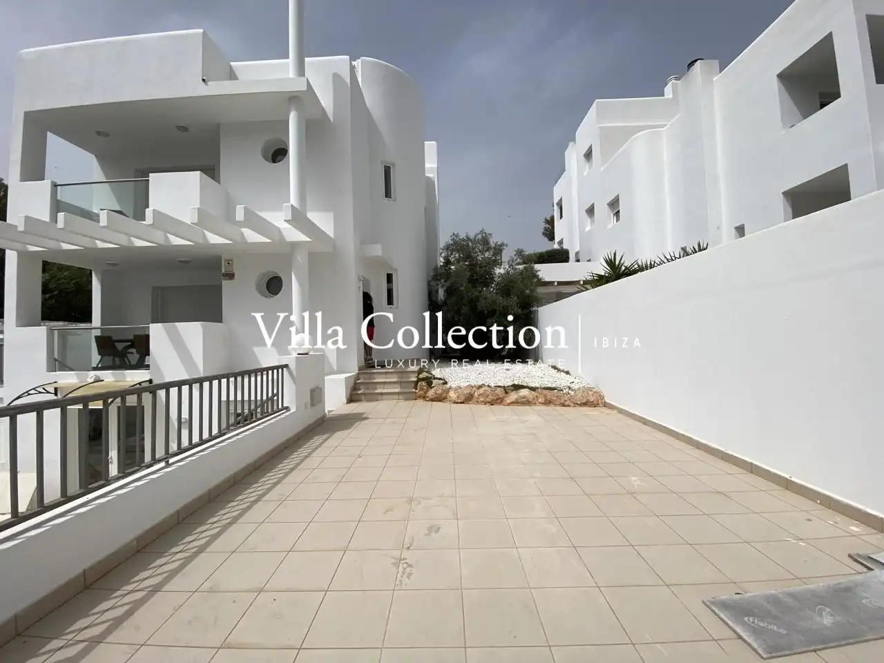 Außenansicht von Einfamilien-Reihenhaus zum Verkauf in Sant Josep de sa Talaia mit Privatgarten, Terrasse und Schwimmbad