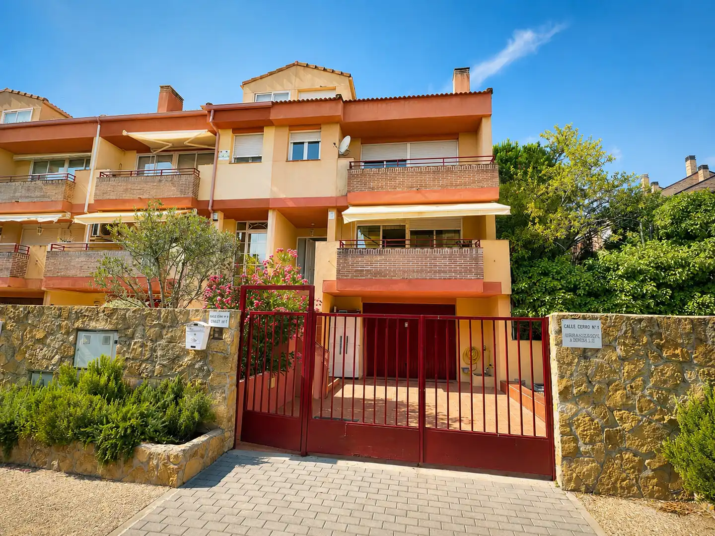 Außenansicht von Einfamilien-Reihenhaus zum Verkauf in Torrelodones mit Gemeinschaftspool