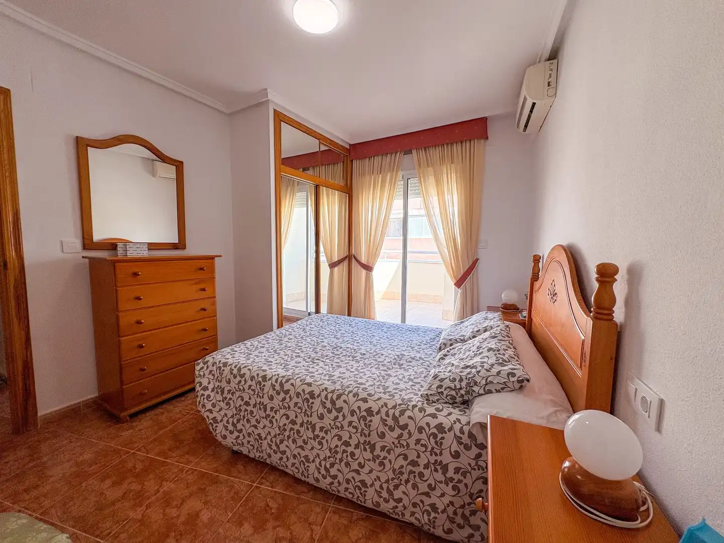 Dormitori de Àtic de lloguer en Torrevieja amb Aire condicionat, Calefacció i Terrassa