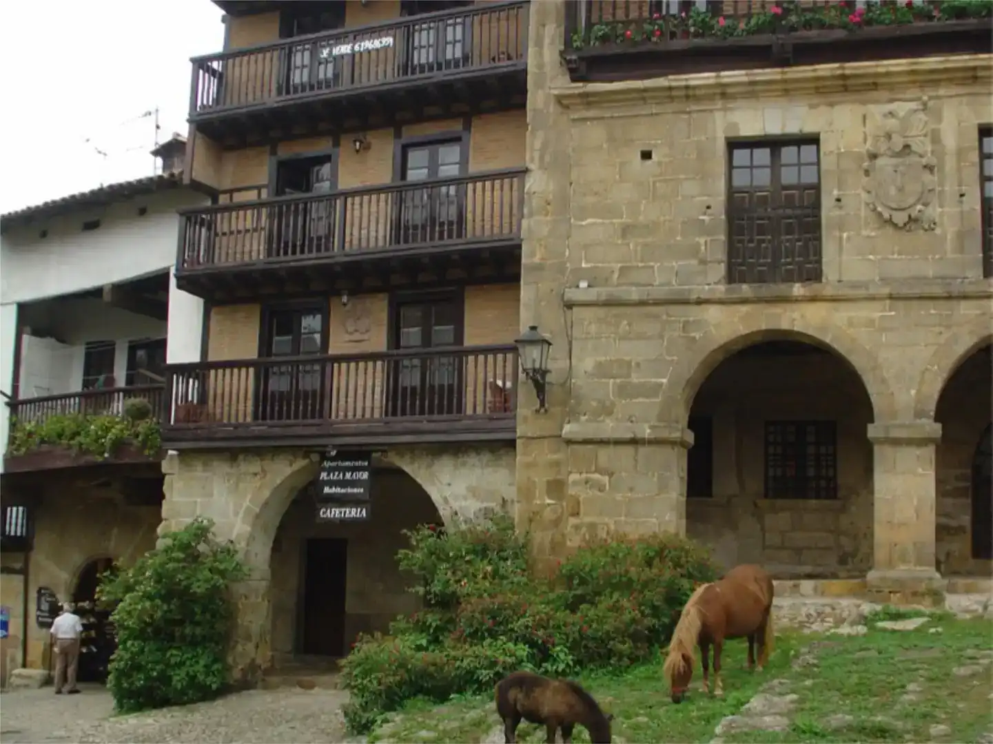 Vista exterior de Dúplex en venda en Santillana del Mar amb Balcó