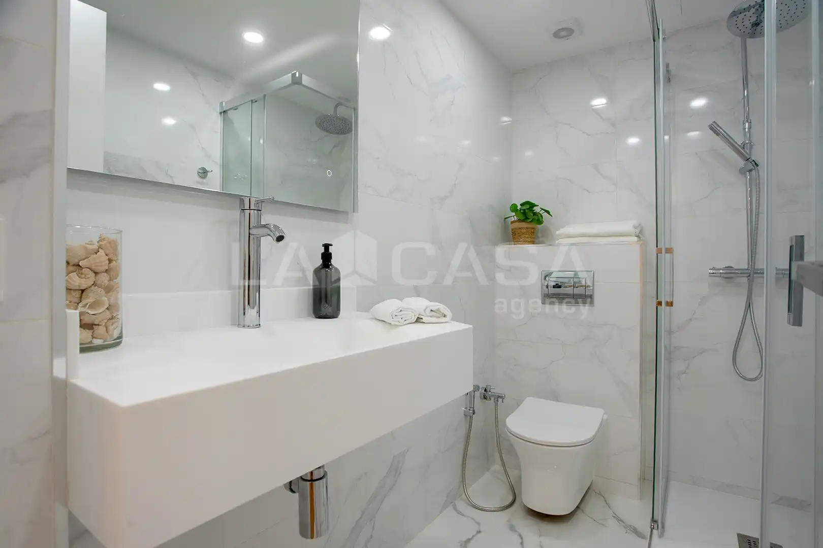 Badezimmer von Wohnung zum Verkauf in Barcelona mit Heizung und Balkon