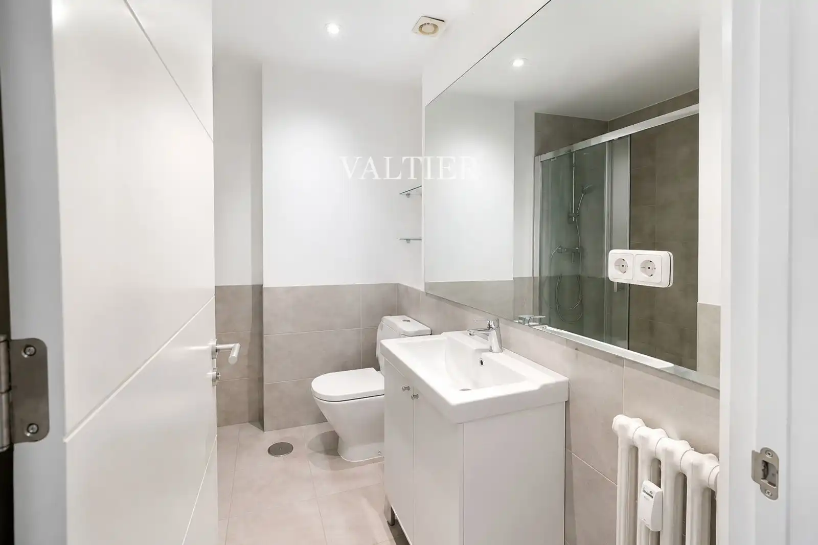 Bathroom of Flat for rent in Madrid  with Air Conditioner