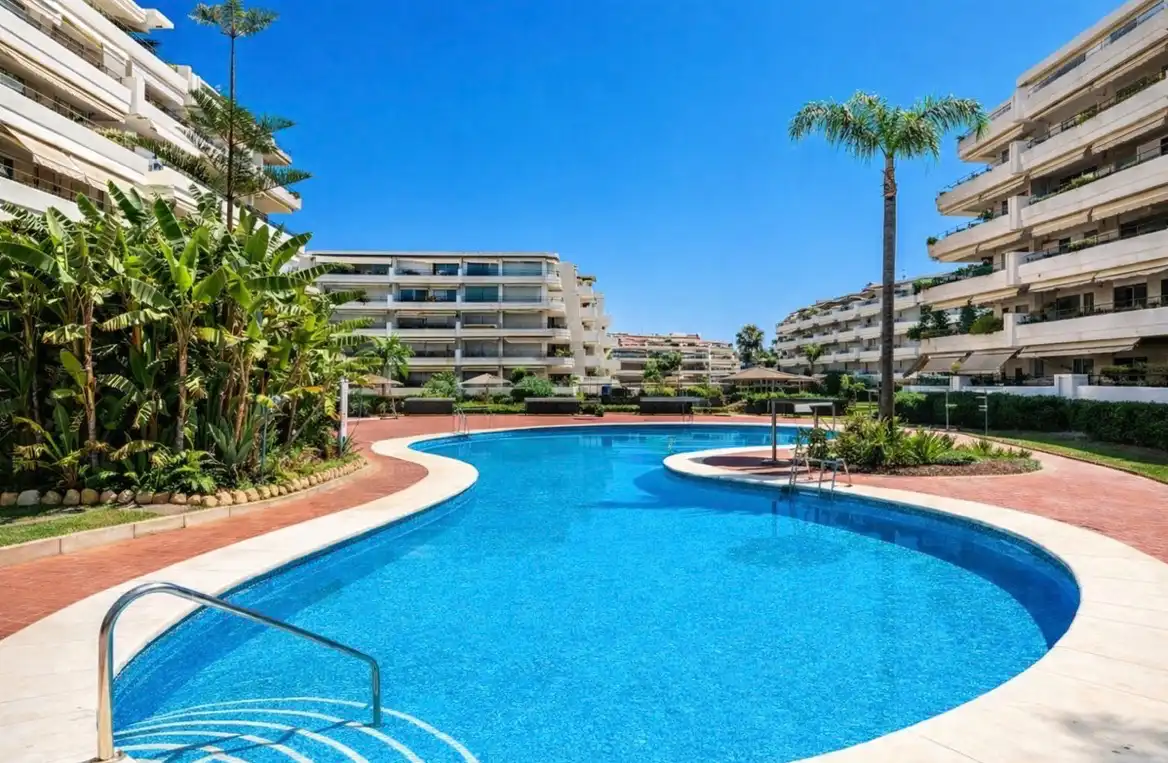 Piscina de Pis en venda en Marbella amb Aire condicionat, Terrassa i Moblat