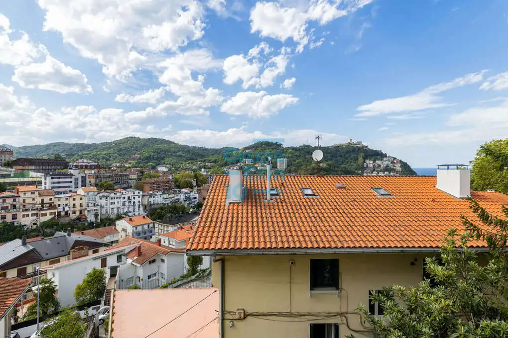 Vista exterior de Pis en venda en Donostia - San Sebastián  amb Calefacció, Jardí privat i Terrassa