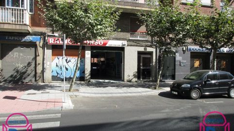 Local taller de 126 m² en funcionamiento. Gastos comunidad 15 €. Salida de humos. Estado certificación: En trámite.
