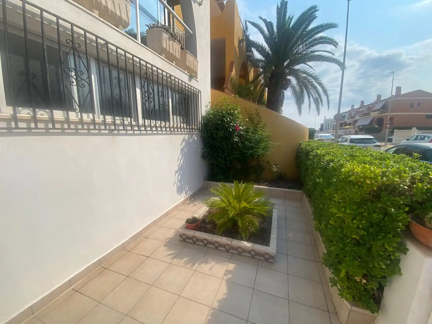 Außenansicht von Einfamilien-Reihenhaus zum Verkauf in Xeraco mit Terrasse, Balkon und Gemeinschaftspool