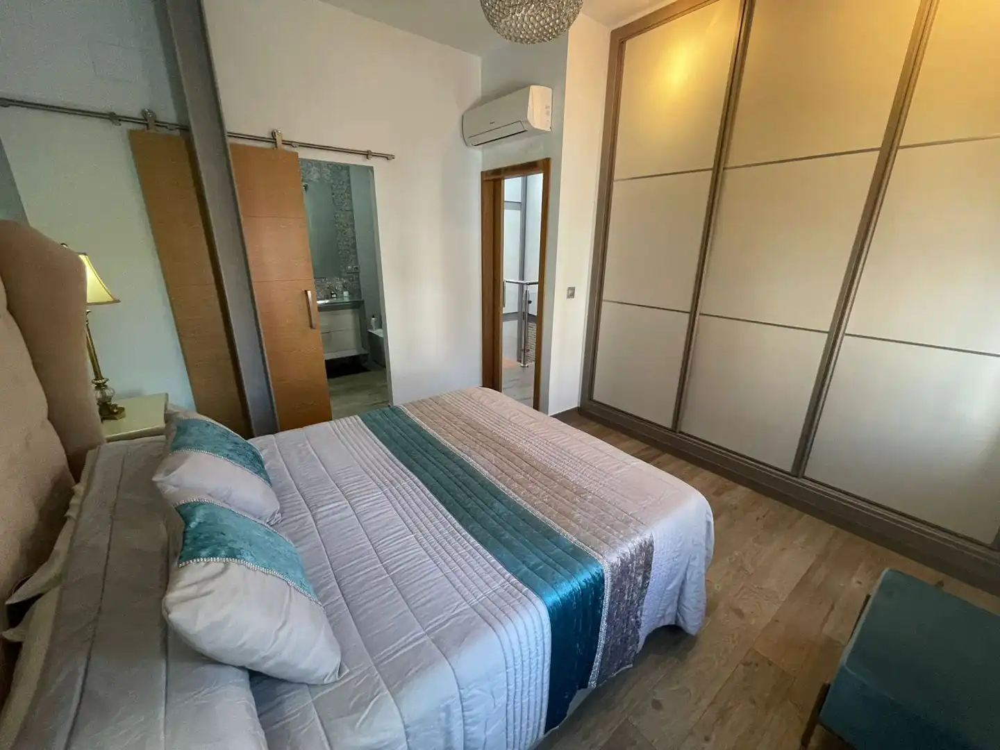 Dormitori de Casa o xalet en venda en La Rinconada amb Aire condicionat