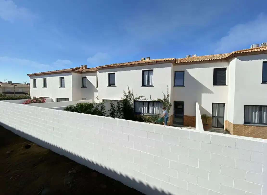 Außenansicht von Einfamilien-Reihenhaus zum Verkauf in Mascaraque mit Klimaanlage, Heizung und Terrasse