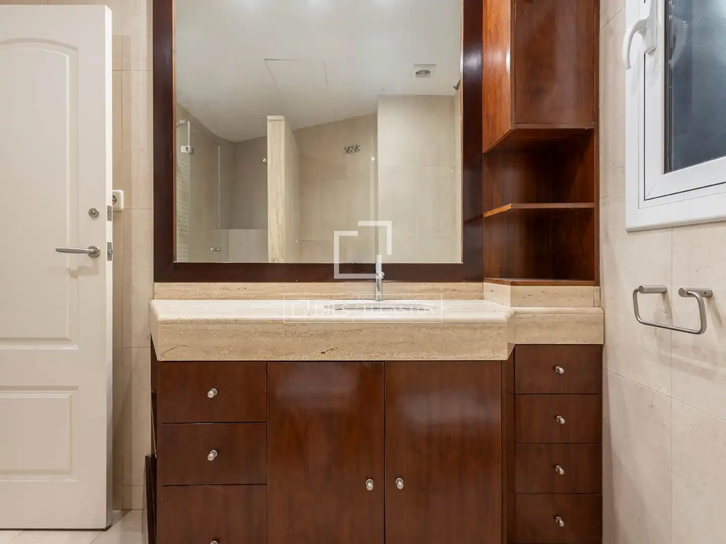 Badezimmer von Wohnung zum Verkauf in Barcelona mit Klimaanlage und Heizung