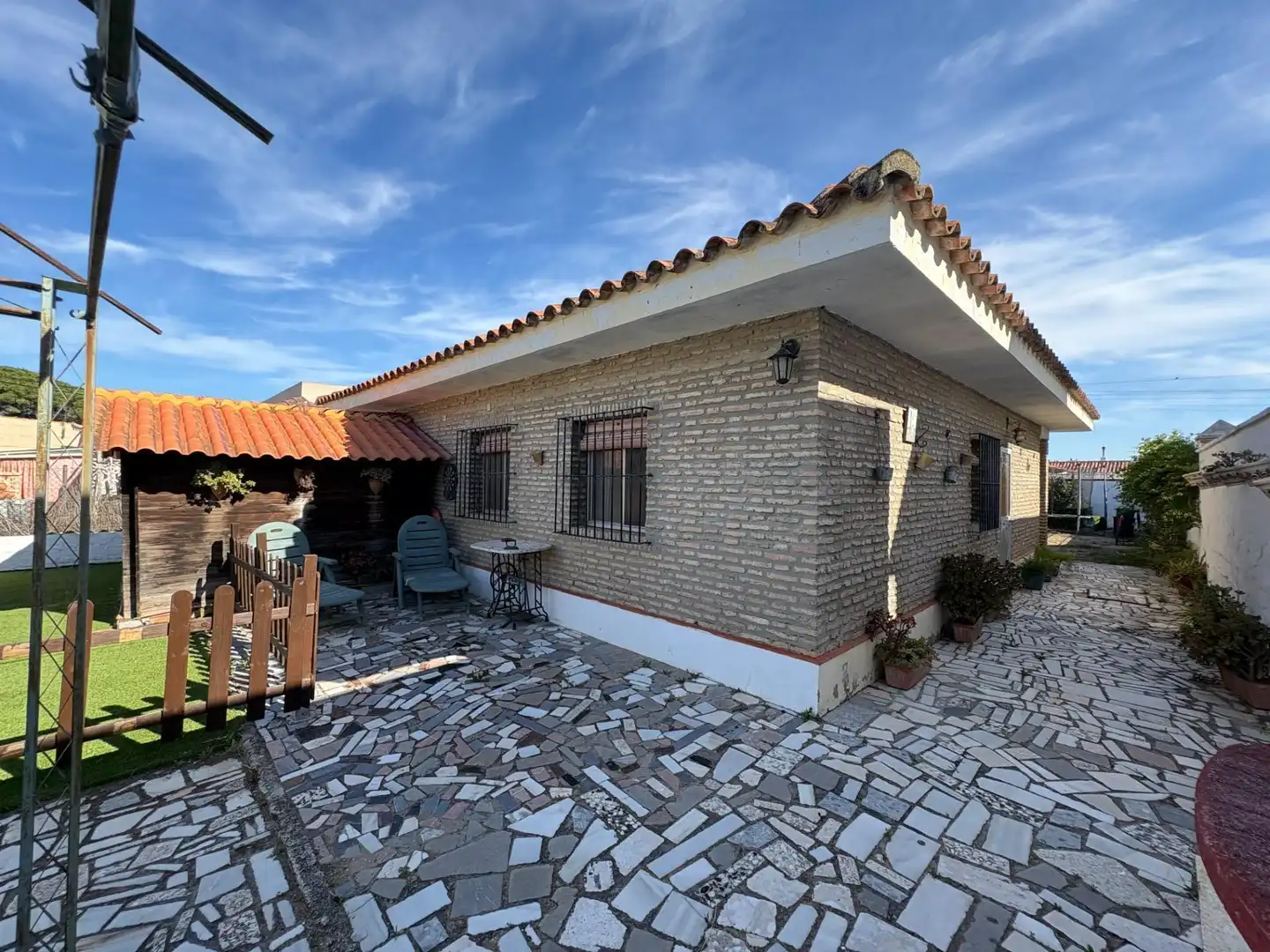 Vista exterior de Casa o xalet en venda en El Puerto de Santa María amb Jardí privat, Traster i Piscina