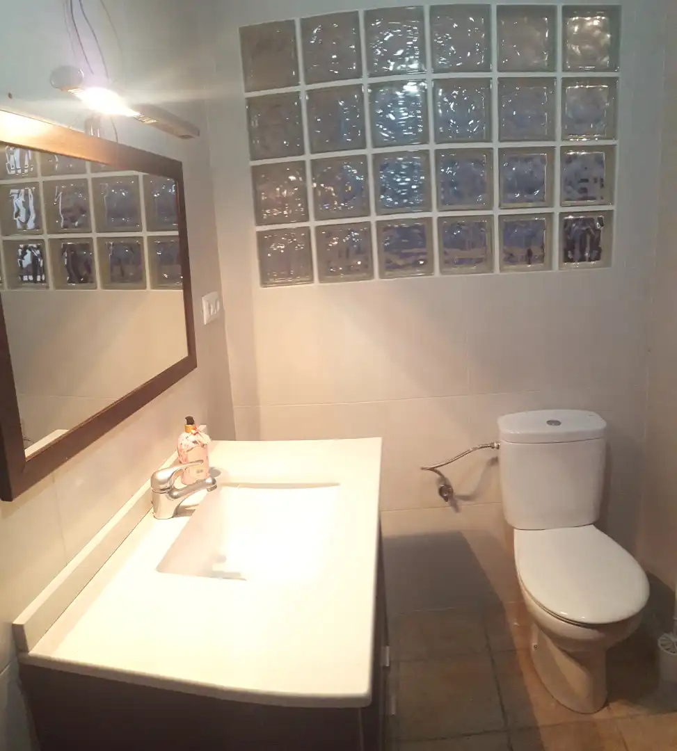 Badezimmer von Geschaftsraum zur Miete in Badalona mit Klimaanlage, Heizung und Terrasse