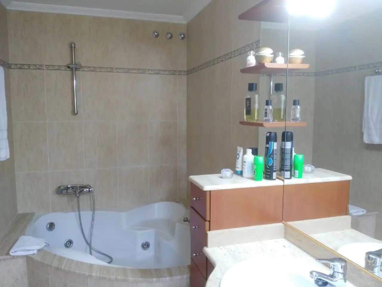 Badezimmer von Haus oder Chalet zum Verkauf in Castell d'Aro, Platja d'Aro i s'Agaró mit Heizung, Privatgarten und Terrasse