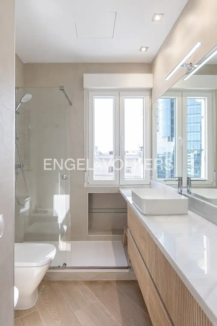 Bathroom of Flat for rent in Madrid  with Air Conditioner and Heating