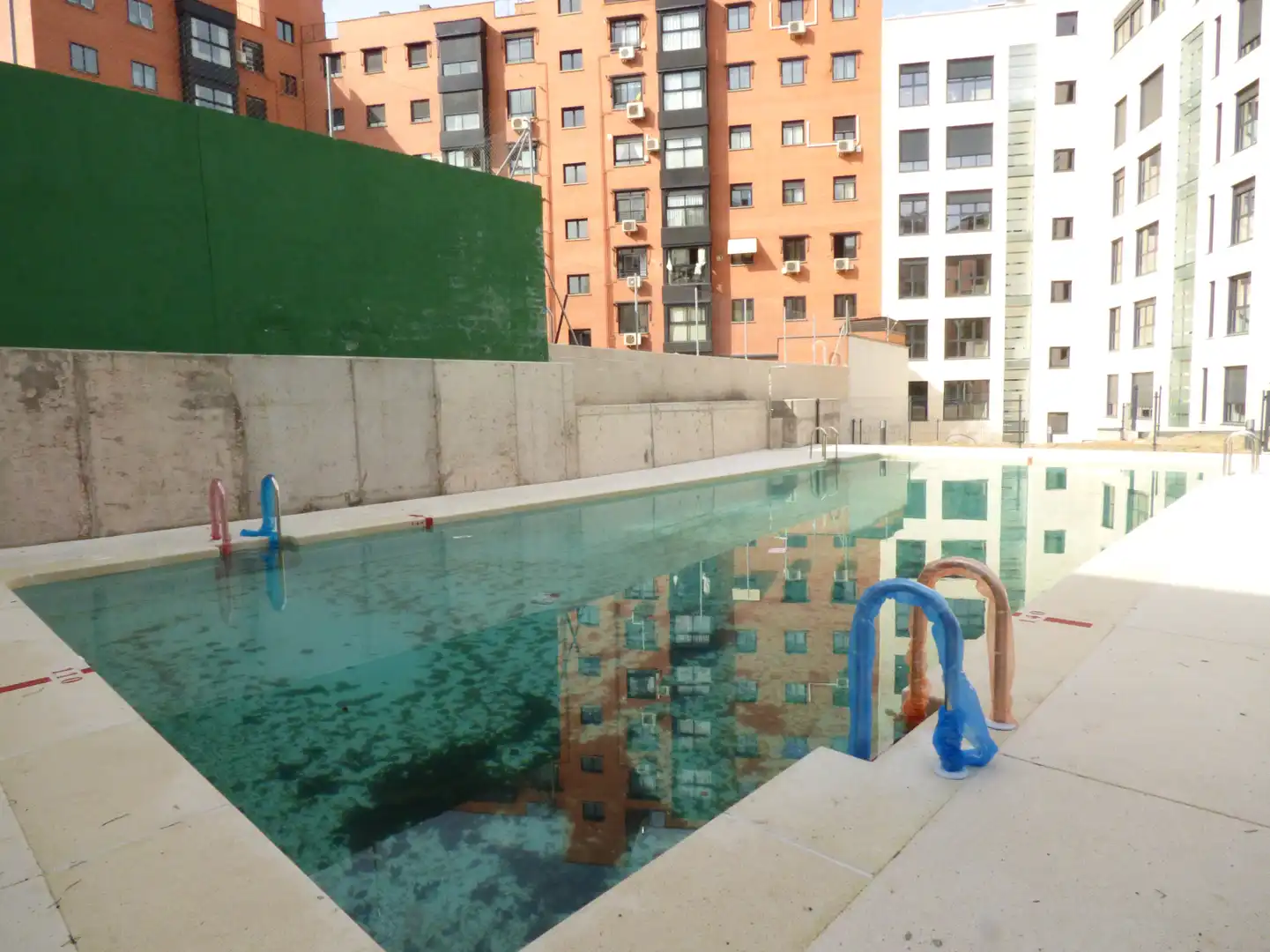 Swimming pool of Flat for rent in Madrid  with Air Conditioner, Heating and Private garden