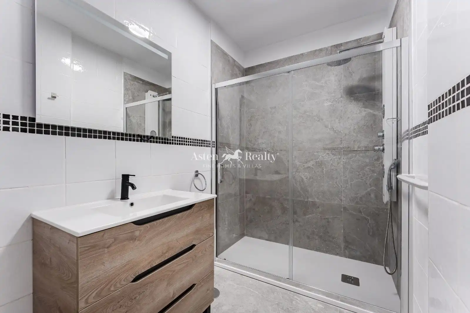 Badezimmer von Dachboden zum Verkauf in Adeje mit Klimaanlage, Terrasse und Schwimmbad
