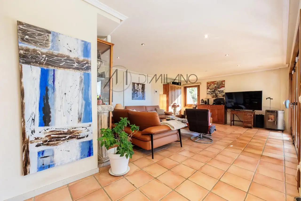 Sala d'estar de Casa o xalet en venda en Nigrán amb Calefacció, Jardí privat i Terrassa